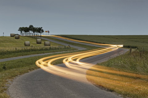 Deutschland, Mecklenburg-Vorpommern, Rügen, Lichtspuren auf Straße bei Kap Arkona, lizenzfreies Stockfoto