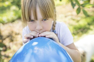 Mädchen bläst Luftballon im Freien auf - SHKF00772