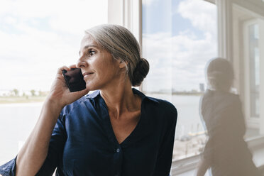 Businesswoman on the phone at the window - KNSF01763