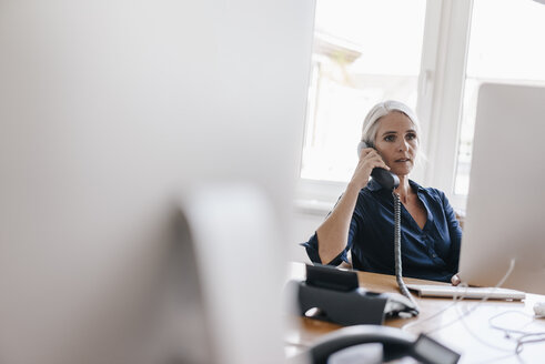 Geschäftsfrau am Telefon im Büro - KNSF01767