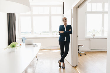 Porträt einer selbstbewussten Geschäftsfrau, die im Büro steht - KNSF01778