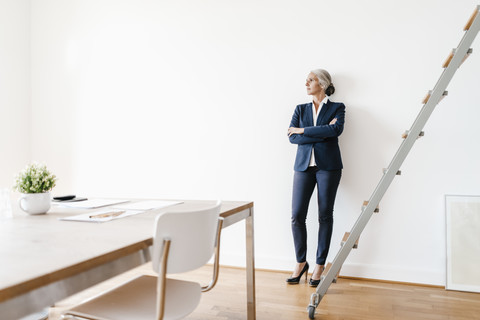 Geschäftsfrau in modernem Büro stehend, lizenzfreies Stockfoto