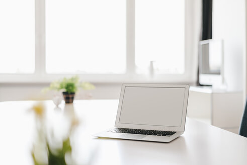 Laptop auf dem Tisch im Büro - KNSF01801