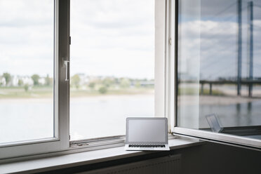 Laptop auf der Fensterbank - KNSF01805