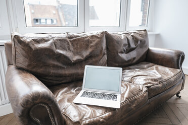 Laptop auf der Couch - KNSF01850