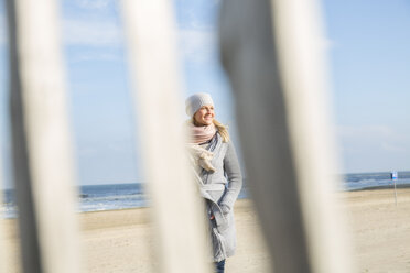 Smiling woman on the beach - FMKF04208