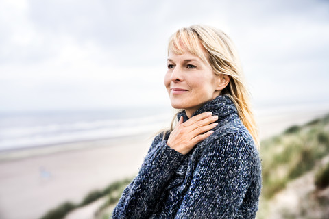 Lächelnde Frau am Meer, lizenzfreies Stockfoto