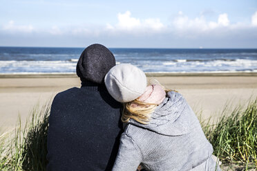 Couple sitting in dunes - FMKF04215