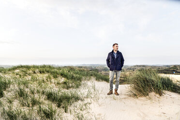 Man standing in dune landscape - FMKF04222