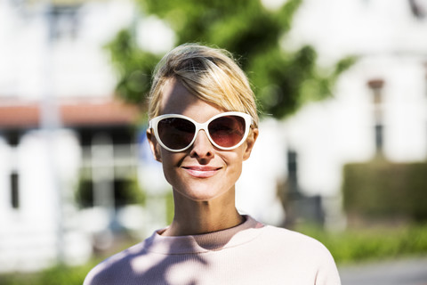 Porträt einer blonden Frau mit Sonnenbrille, lizenzfreies Stockfoto