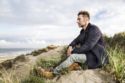 Man sitting in dunes - FMKF04257