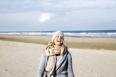 Glückliche Frau am Strand - FMKF04268