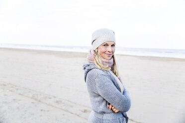 Porträt einer lächelnden Frau am Strand - FMKF04271