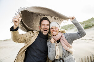 Porträt eines glücklichen Paares am Strand - FMKF04274