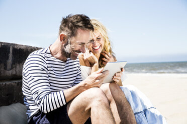 Glückliches Paar am Strand mit Blick auf die Tafel - FMKF04290