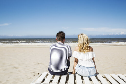 Paar sitzt auf der Promenade am Strand - FMKF04292