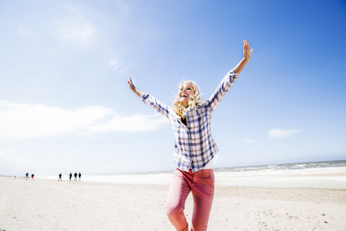 Sorglose Frau am Strand - FMKF04298