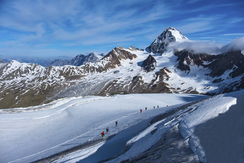 Italien, Lombardei, Valfurva, Alpinisten und Monte Zebru, lizenzfreies Stockfoto