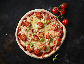 Pizza Margherita und Kirschtomaten auf dunklem Grund - KSWF01826