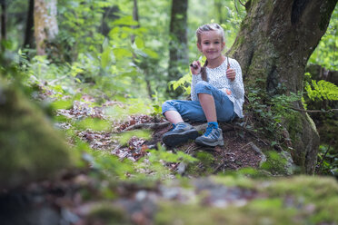 Portrait of smiling little girl in the woods - DIKF00260