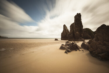 Großbritannien, Schottland, Isle of Lewis, Sandstrand mit Felsen, Langzeitbelichtung - FCF01223