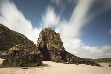 UK, Schottland, Isle of Lewis, Felsen am Sandstrand, Langzeitbelichtung - FCF01225