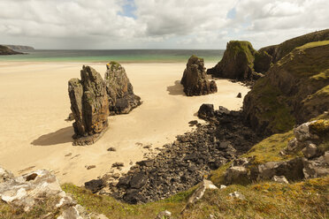 UK, Schottland, Isle of Lewis, Blick auf Sandstrand mit Felsen - FCF01226