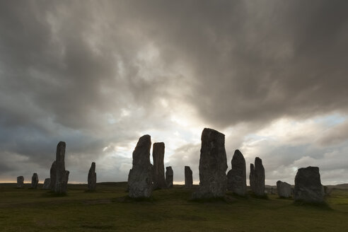 UK, Schottland, Isle of Lewis, Callanish, Blick auf eine Formation stehender Steine bei Gegenlicht - FCF01228