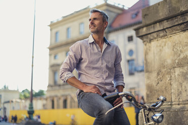 Mann auf dem Fahrrad in der Stadt - DIGF02568