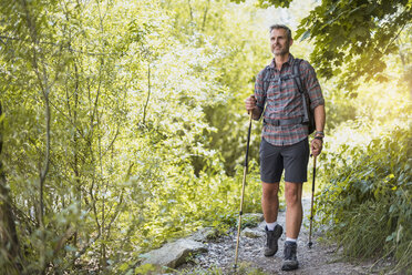 Wanderer auf einem Wanderweg in der Natur - DIGF02602