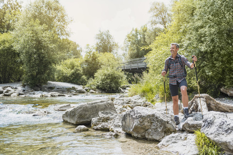 Wanderer am Flussufer stehend, lizenzfreies Stockfoto
