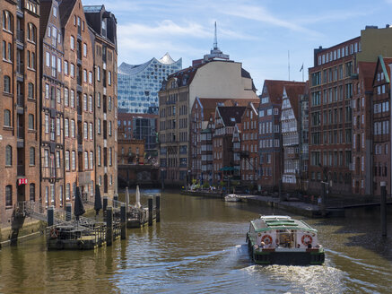 Deutschland, Hamburg, historische Gebäude am Nicolaifleet mit Elbphilharmonie im Hintergrund - RJ00699