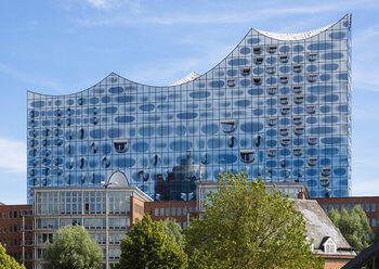 Deutschland, Hamburg, Blick auf die Elbphilharmonie - RJF00700