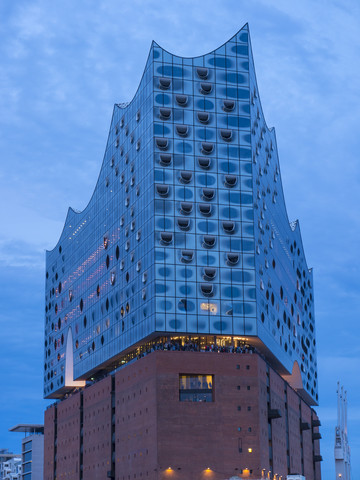 Deutschland, Hamburg, beleuchtete Elbphilharmonie in der Abenddämmerung, lizenzfreies Stockfoto