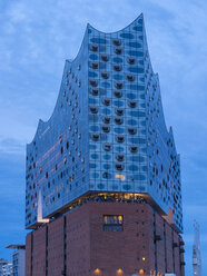 Deutschland, Hamburg, beleuchtete Elbphilharmonie in der Abenddämmerung - RJF00702