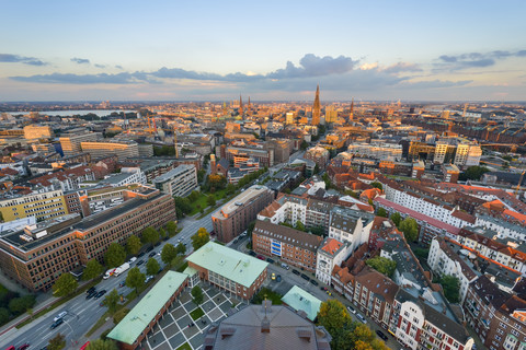 Deutschland, Hamburg, Stadtbild am Abend, lizenzfreies Stockfoto