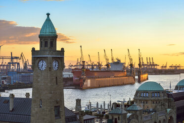 Deutschland, Hamburg, St. Pauli Landungsbrücken bei Sonnenuntergang - RJF00706