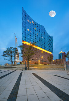 Germany, Hamburg, lighted Elbe Philharmonic Hall at morning twilight - RJF00707