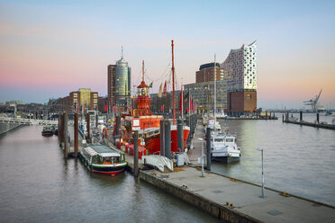 Deutschland, Hamburg, Blick auf Hanseatic Trade Center und lbe Philharmonie am Abend - RJF00708