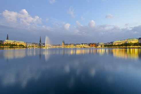 Deutschland, Hamburg, Panoramablick auf Binnenalster und Alsterbrunnen am Abend - RJF00709