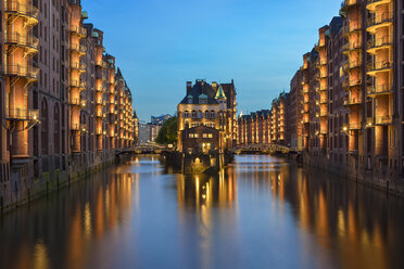 Deutschland, Hamburg, Wandrahmsfleet in der Alten Speicherstadt zur blauen Stunde - RJF00711