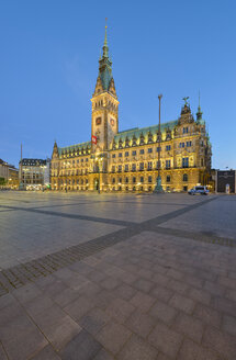 Deutschland, Hamburg, Blick auf das Rathaus am Abend - RJF00712