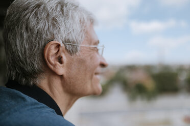 Lächelnder älterer Mann mit Hörgerät im Freien - ZEDF00751