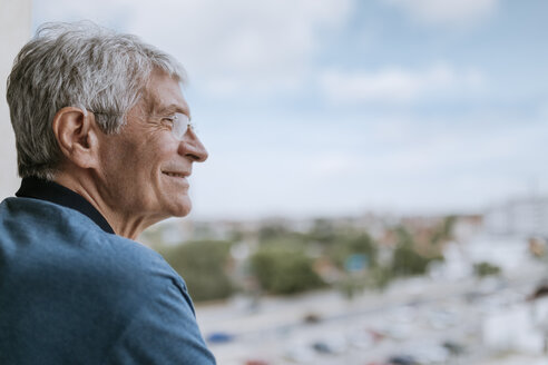 Lächelnder älterer Mann mit Hörgerät im Freien - ZEDF00752