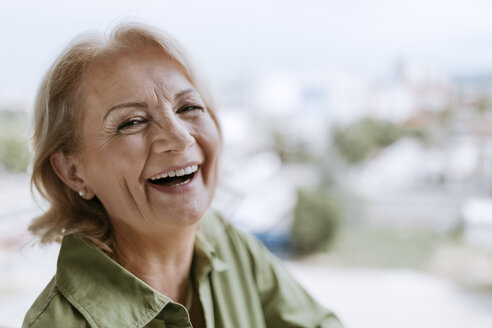 Porträt einer lachenden älteren Frau mit Hörgerät im Freien - ZEDF00767