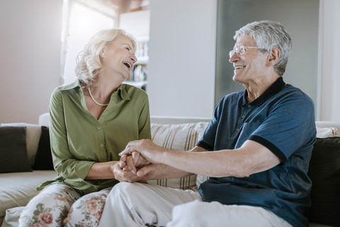 Glückliches Seniorenpaar zu Hause, lizenzfreies Stockfoto