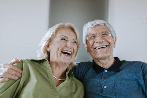 Glückliches Seniorenpaar zu Hause - ZEDF00774