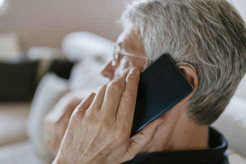 Älterer Mann mit Hörgerät am Mobiltelefon - ZEDF00780