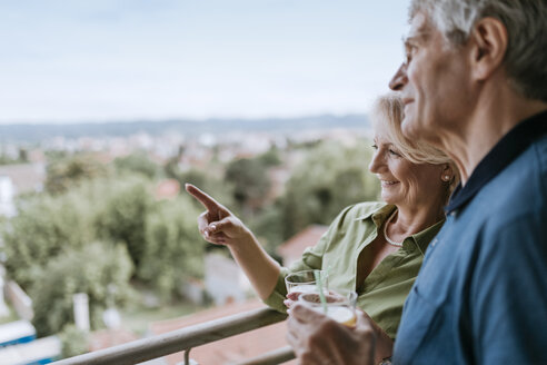 Älteres Paar im Gespräch auf dem Balkon - ZEDF00789