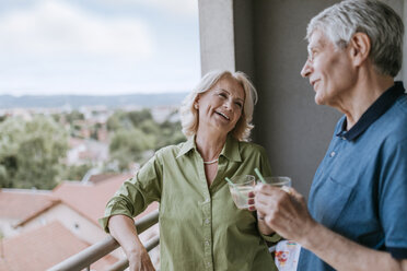 Älteres Paar im Gespräch auf dem Balkon - ZEDF00791